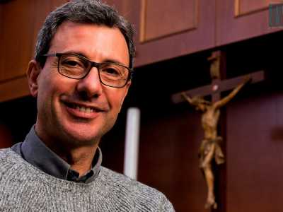 Prima di entrare, facciamo la conoscenza del 56enne sacerdote don Tino, qui dal 2014